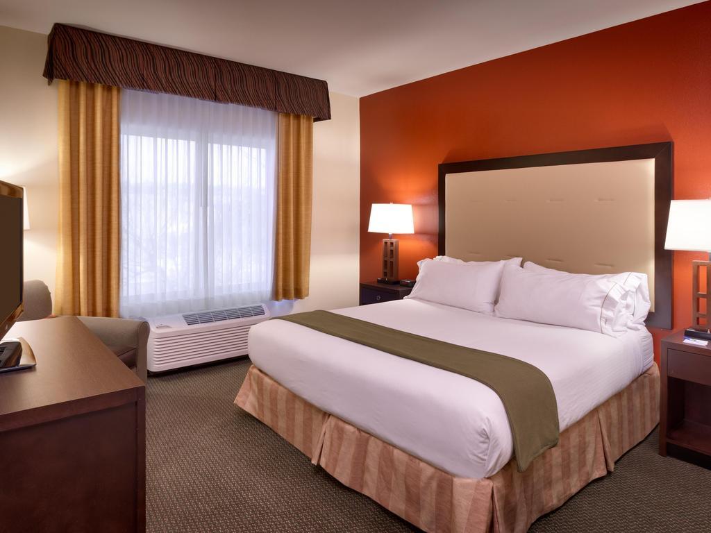 Hampton & By Hilton Hotel